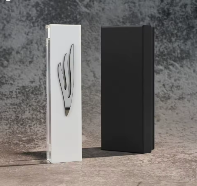 בית מזוזה לבן בעיצוב שחור/כסוף