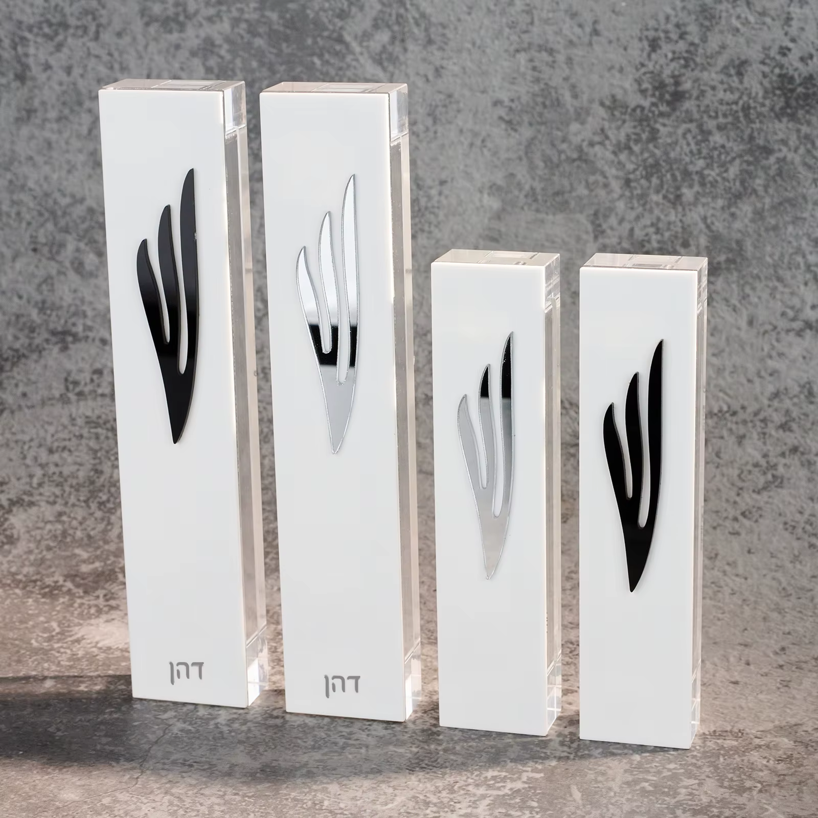 בית מזוזה לבן בעיצוב שחור/כסוף