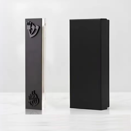 בית מזוזה מעוצב עם להבה