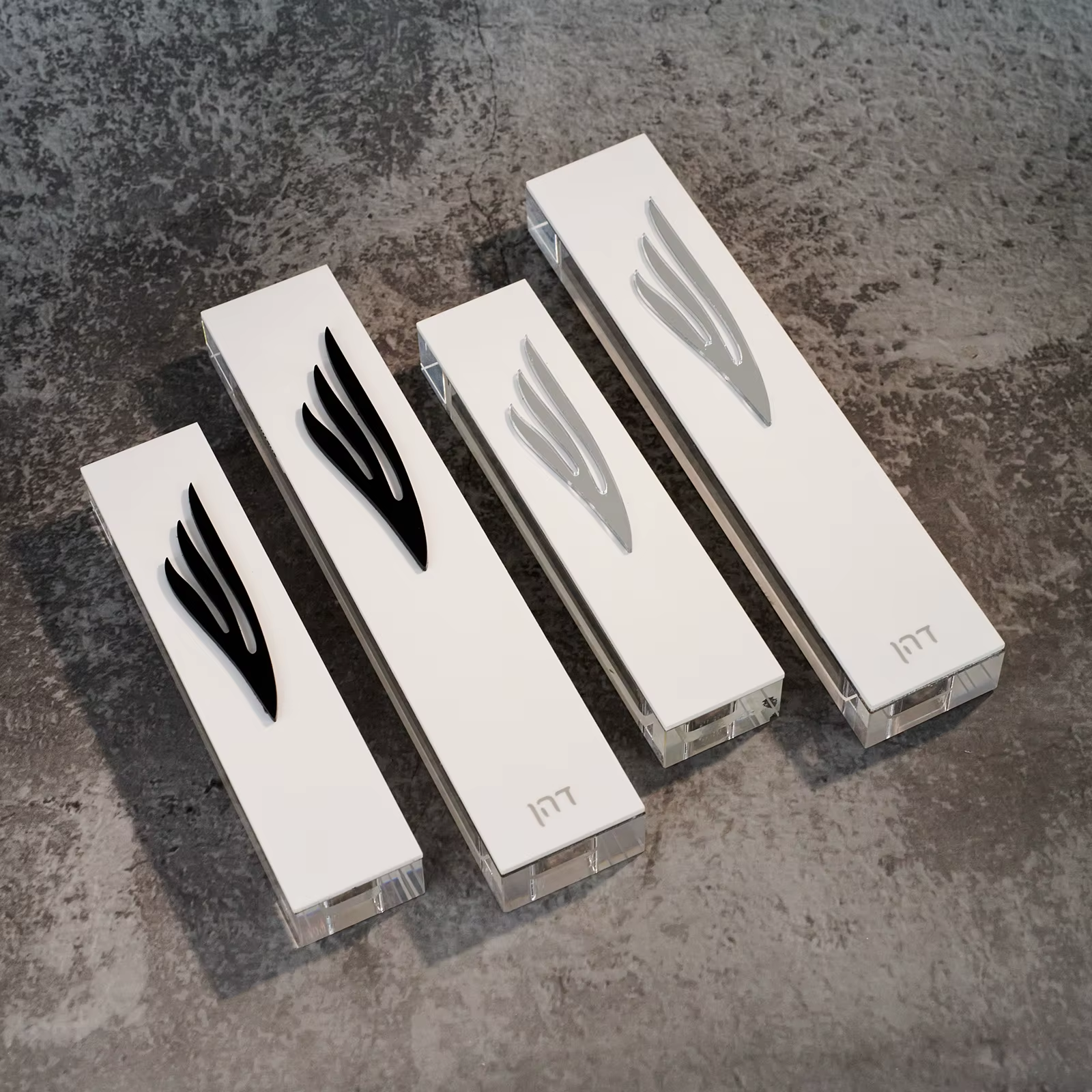 בית מזוזה לבן בעיצוב שחור/כסוף